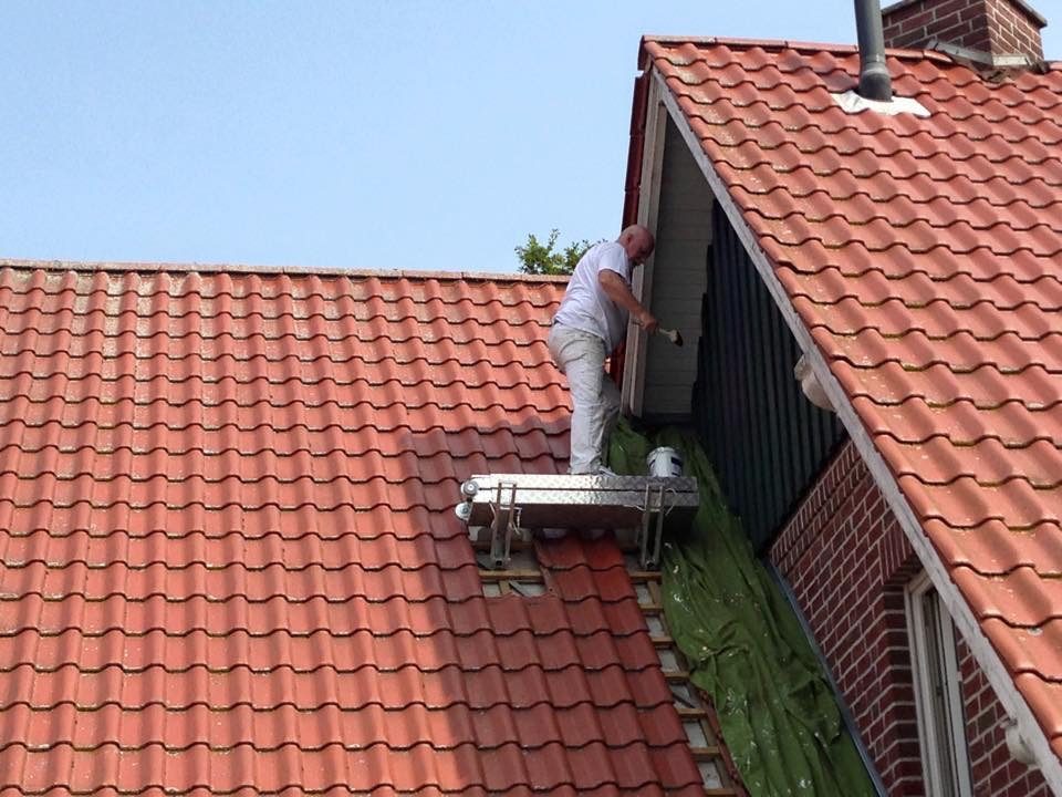 Arbeiten am Dachanschluss eines Wohnhauses