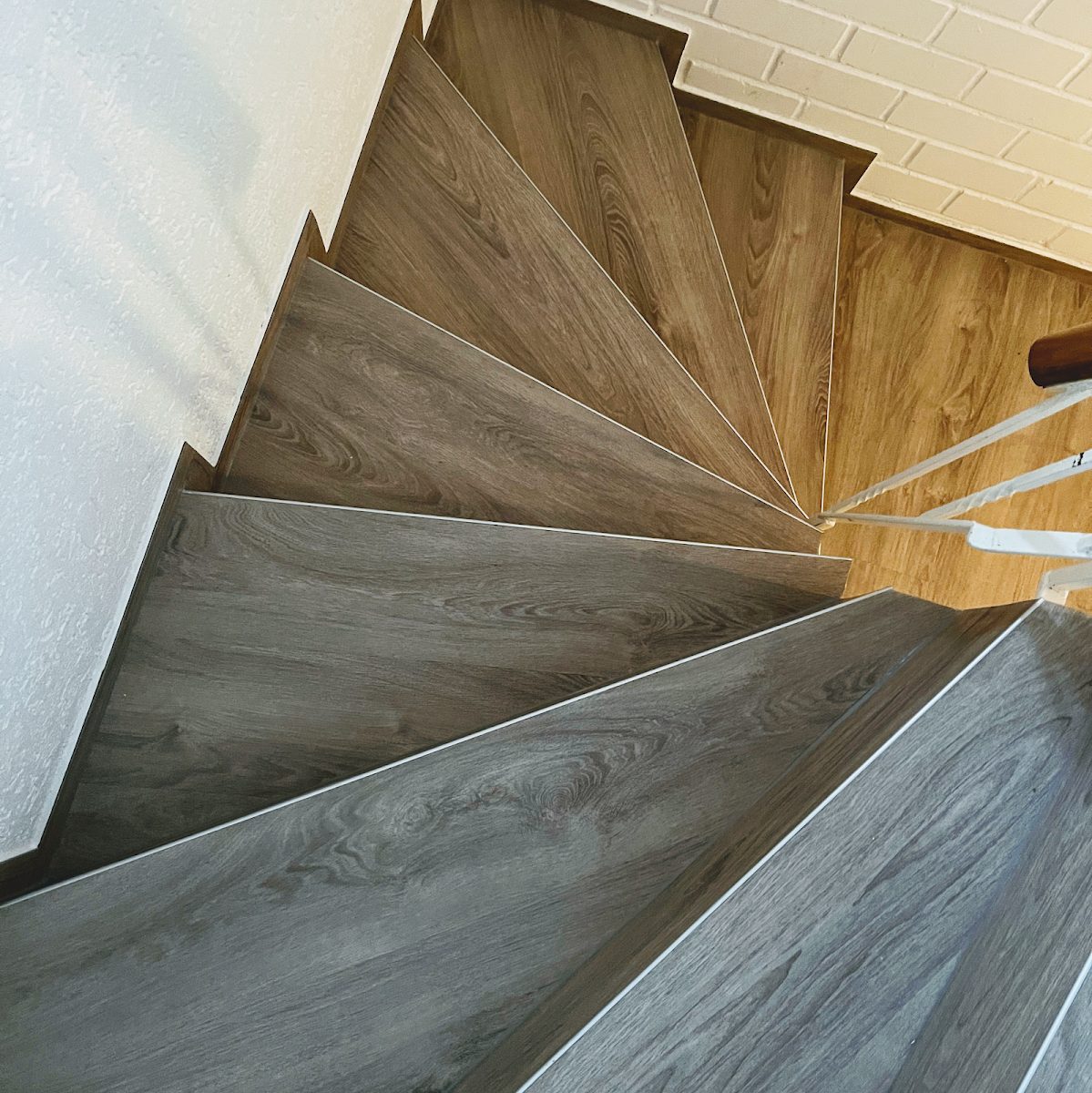 Gewendelte Treppe mit neu belegten Vinylstufen