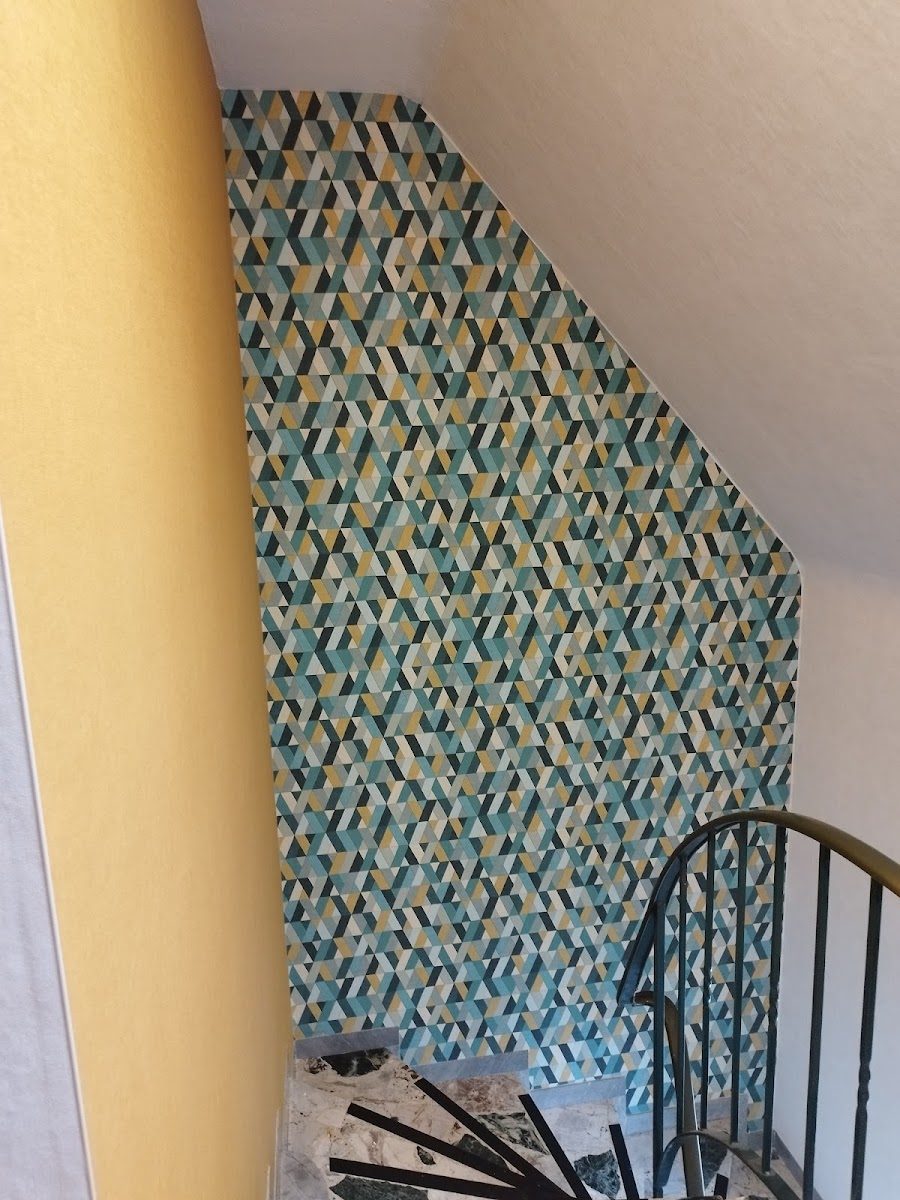 Gemusterte Designtapete im Treppenhaus