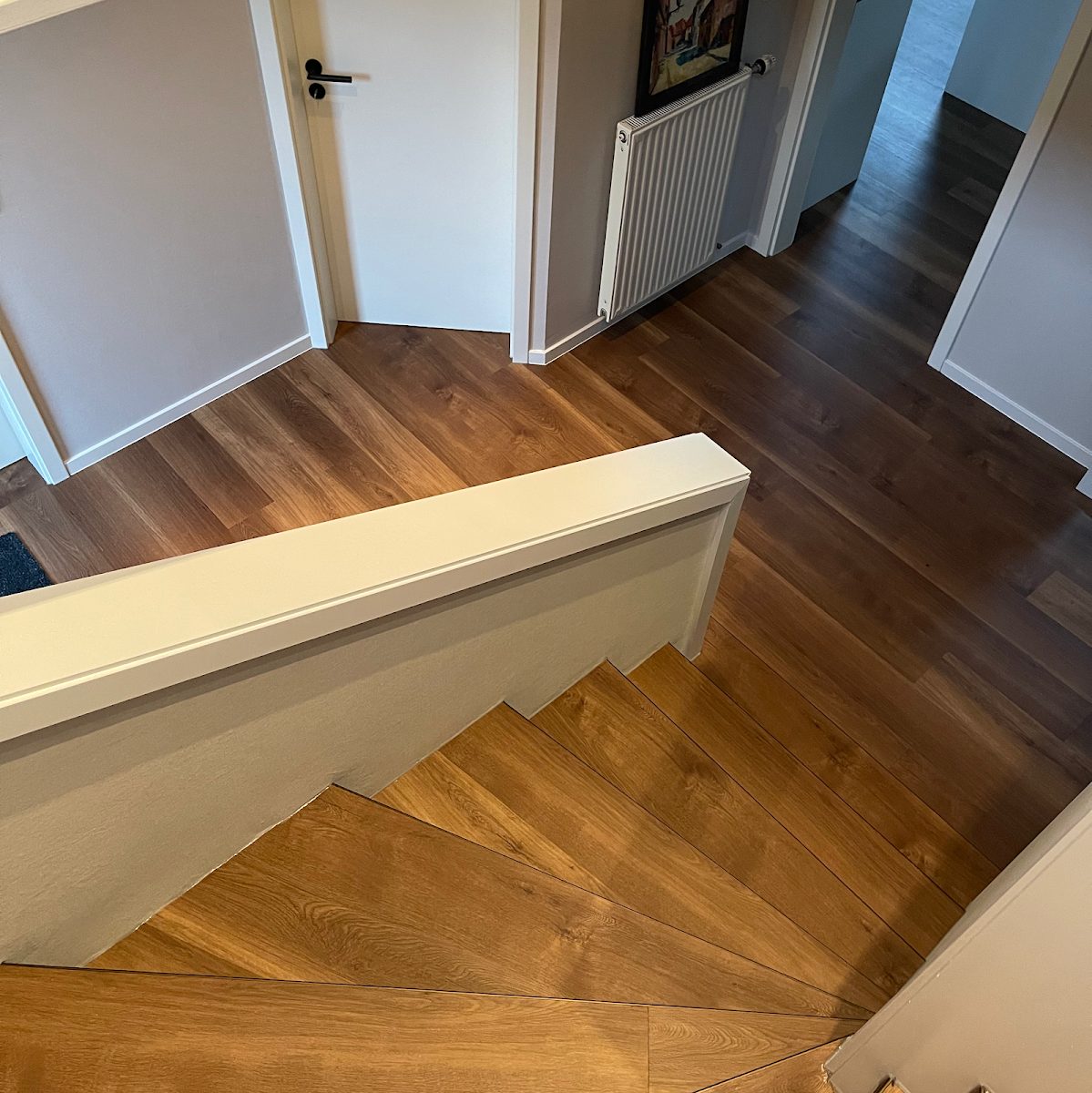 Treppenaufgang mit Holzboden nach der Renovierung