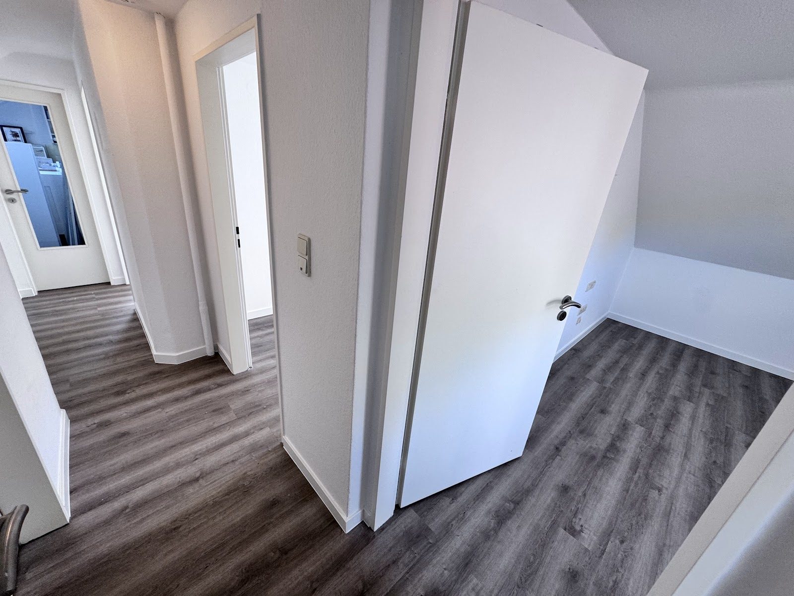 Frisch renovierter Flur mit grauem Designboden in Nordhorn