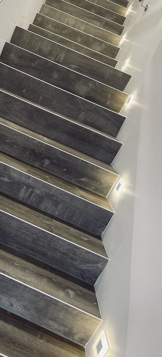 Treppenstufen mit dunklem Designbelag