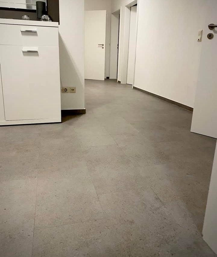 Designboden im Flur nach der Verlegung