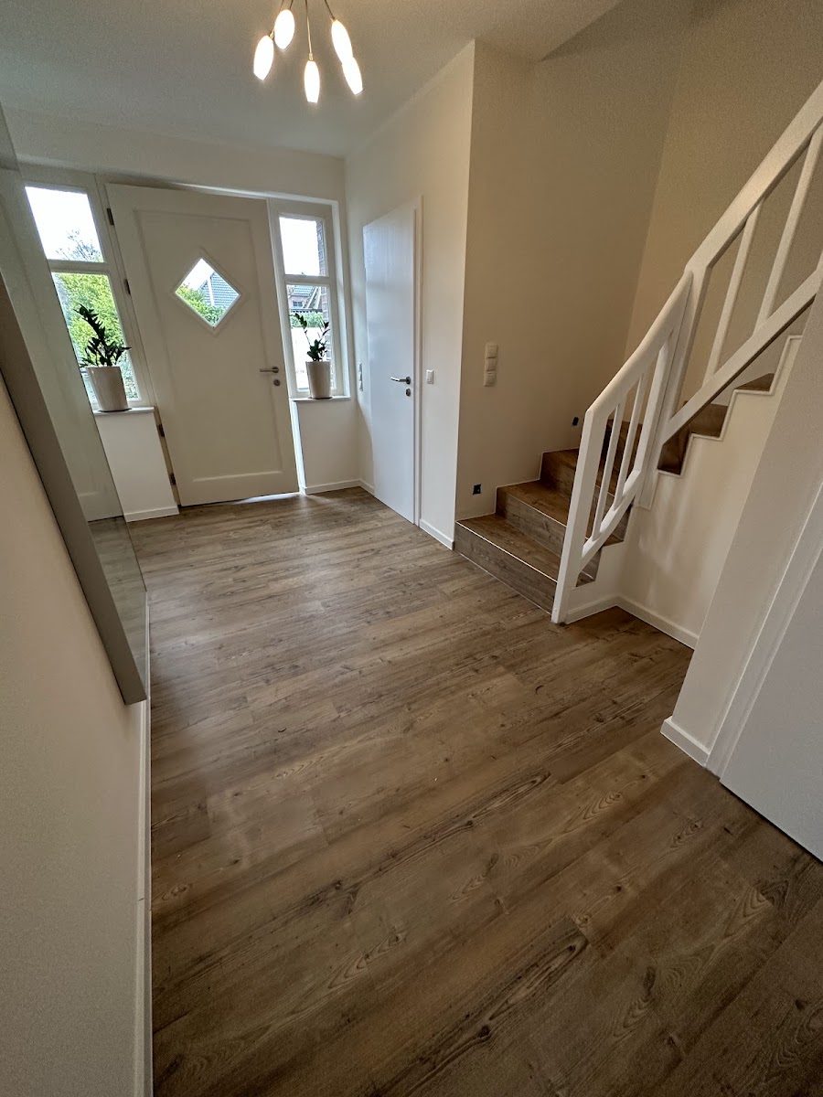 Eingangsdiele mit weiß gestrichener Treppe
