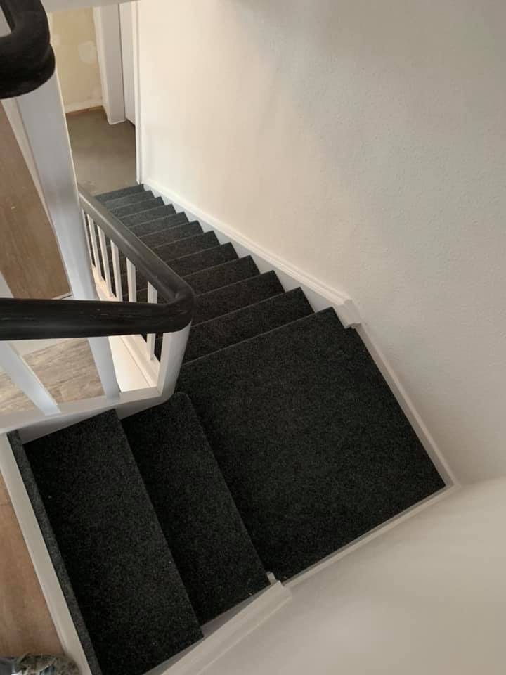 Treppe mit dunklem Teppichbelag
