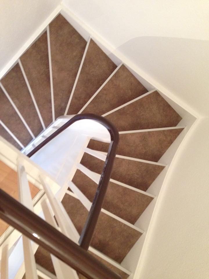 Gewendelte Treppe mit braunen Stufen