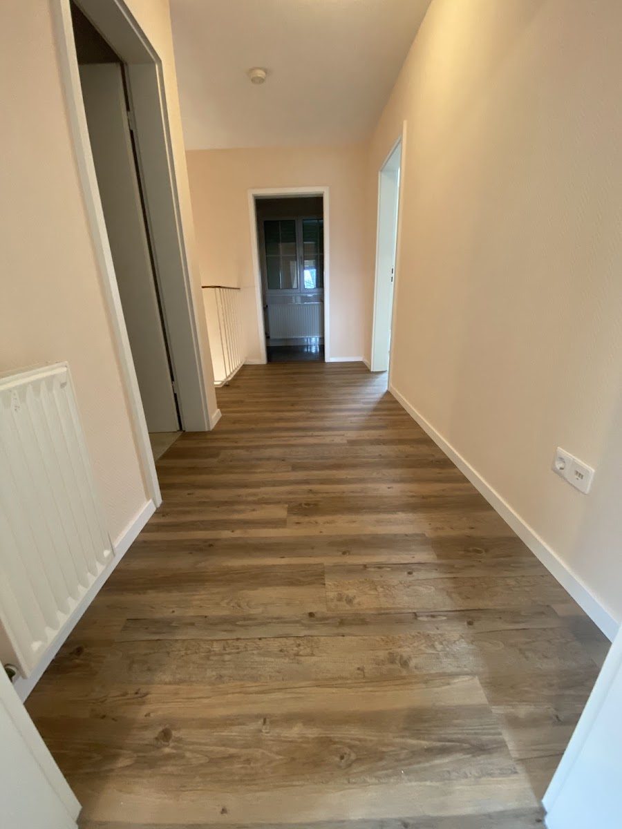 Flur mit neu verlegtem Holzboden